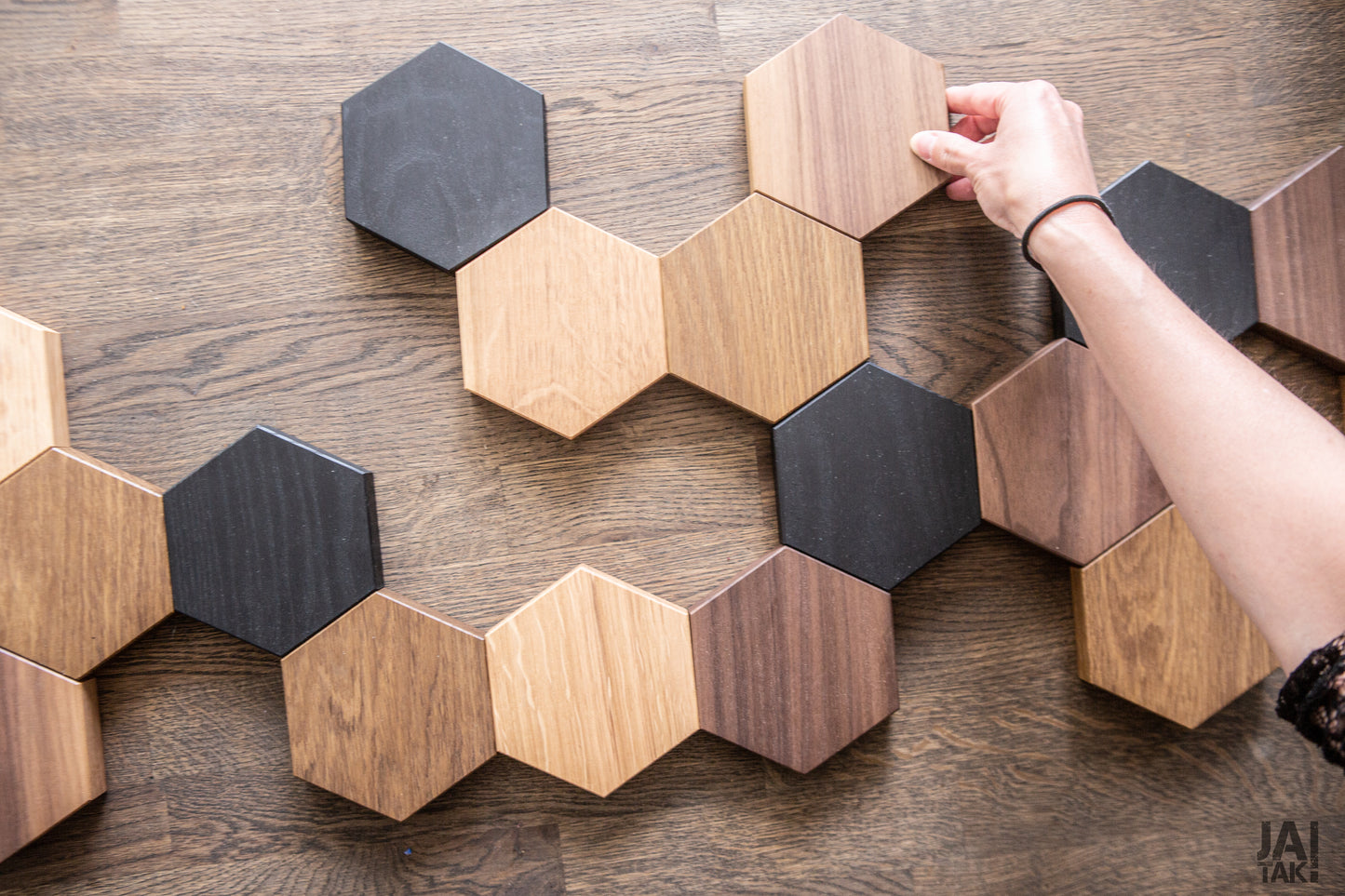 HEXA Walnut